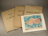 trois livres sont empilés sur une table
