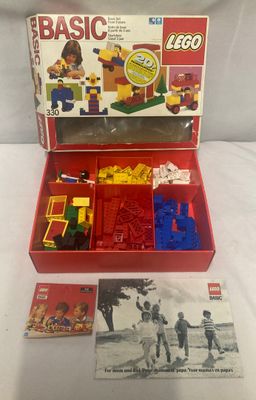une boîte de Lego ouverte sur laquelle figure l'image d'un homme et d'une femme