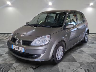 la photo d'une petite voiture argentée garée dans un garage