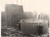 une vieille photo d'un grand bâtiment au cœur d'une ville