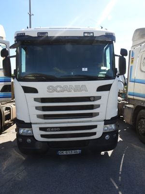 deux camions garés l'un à côté de l'autre dans un parking