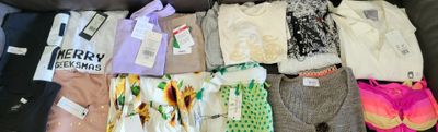 une valise pleine de vêtements posée sur un canapé