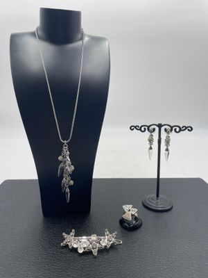 gros plan d'un collier et de boucles d'oreilles sur un mannequin