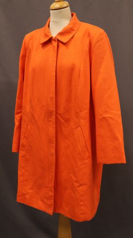 R édition – Manteau en toile cloquée orange. Taille 42 à vue