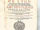 un vieux livre ouvert sur une table