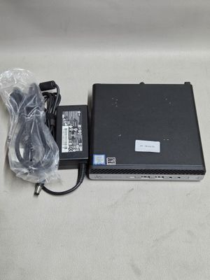 un ordinateur portable ouvert posé sur une table à côté d'un chargeur