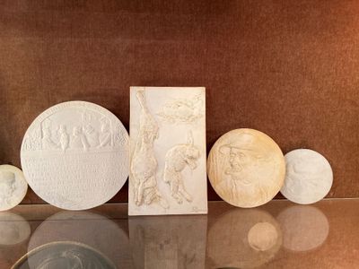 une table en verre sur laquelle sont posées de nombreuses assiettes et bols