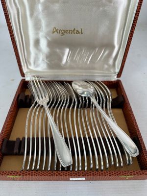 une boîte contenant un service d'argenterie