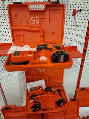 une boîte à outils orange contenant des outils exposés dans un magasin