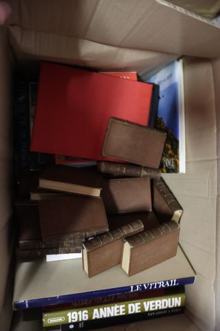 2 cartons de livres reliés et brochés dont histoire, littérature,...