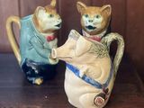 deux figurines de chats posées sur une table