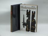 deux livres posés sur une surface blanche, avec une couverture noire