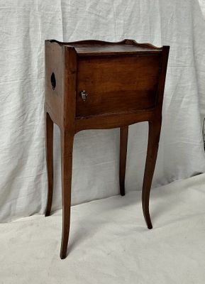 une petite table en bois surmontée d'un tiroir