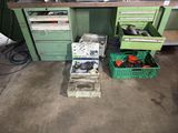 un établi sur lequel sont posés de nombreux outils
