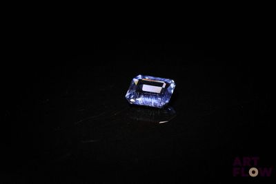 un saphir bleu sur un fond noir