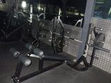 une salle de sport équipée d'un banc, d'haltères et d'autres appareils