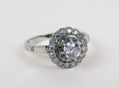 une image d'une bague en diamant sur fond blanc