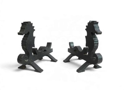 deux sculptures de chevaux en métal noir sur un fond blanc