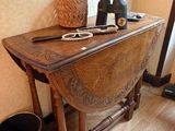 une petite table sur laquelle se trouvent un miroir et une brosse à cheveux