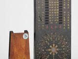 une boîte noire sur laquelle figurent des inscriptions, à côté d'une horloge