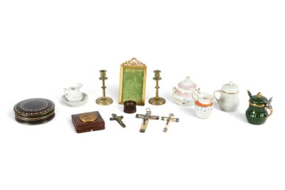 une petite collection d'objets miniatures disposés sur une surface blanche
