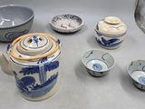 une table sur laquelle se trouvent une théière, des bols et des tasses
