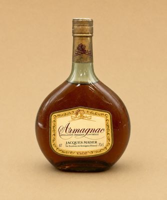 une bouteille d'alcool posée sur une table