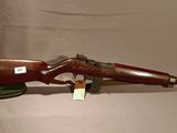 un vieux fusil avec un canon en bois et une poignée en métal