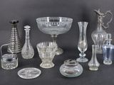 un grand nombre d'objets en verre posés sur une table