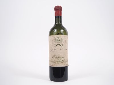 une bouteille de vin posée sur une table