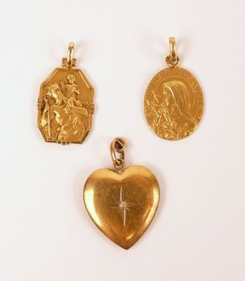 trois pendentifs en or en forme de cœur représentant Jésus et Marie