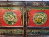 une vieille armoire en bois peinte en rouge et vert