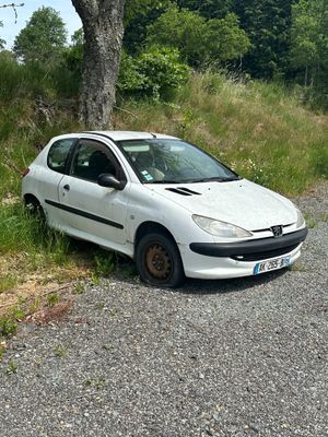 une voiture blanche garée sur le bord de la route
