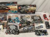 un tas de legos posés sur une table