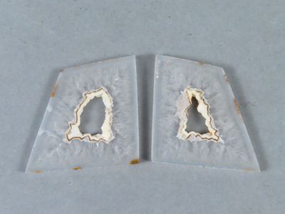 deux paires de boucles d'oreilles en argent et en or ornées d'une carte de l'État de l'Indiana