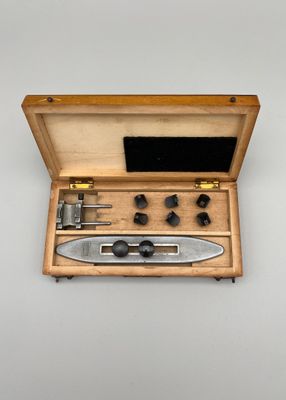 une image représentant une boîte en bois contenant des outils