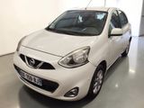 la voiture blanche est garée dans le garage de l'immeuble