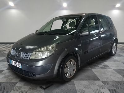la photo d'une voiture grise garée dans un garage
