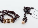 un collier et un bracelet ornés d'un crâne