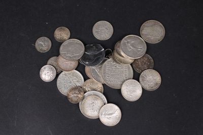 un tas de pièces posées sur une surface noire, avec une pièce au milieu
