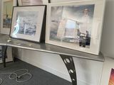 une table sur laquelle sont posées des photos, dans un coin de la pièce