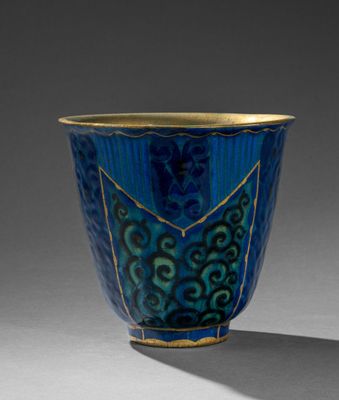 une tasse bleue et dorée posée sur une table