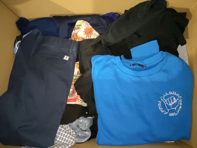 Lot d'environ 21 kg de vêtements de diverses tailles et marq… - Photo 1