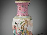 un vase rose et blanc surmonté d'une lampe