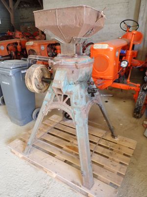 une machine posée sur une palette dans un garage