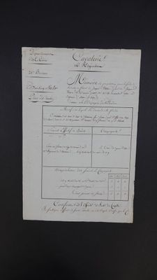 un vieux document comportant des inscriptions sur une surface noire