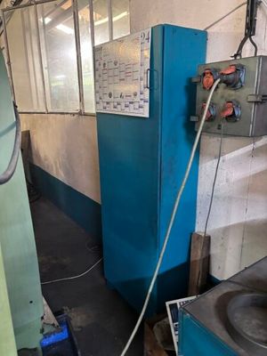 une machine qui se trouve à l'intérieur d'un bâtiment