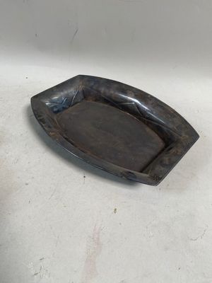 un petit plateau posé sur une table