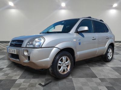 une photo d'un SUV argenté garé dans un garage