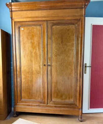 une armoire en bois dans le coin d'une pièce